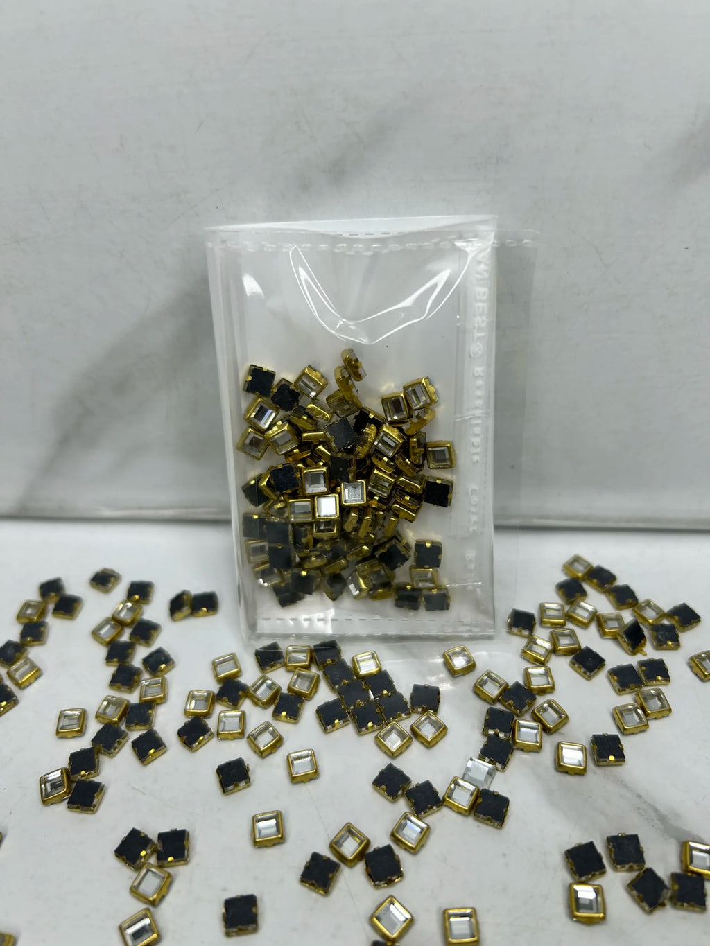 Small-Square Kundan (10G)