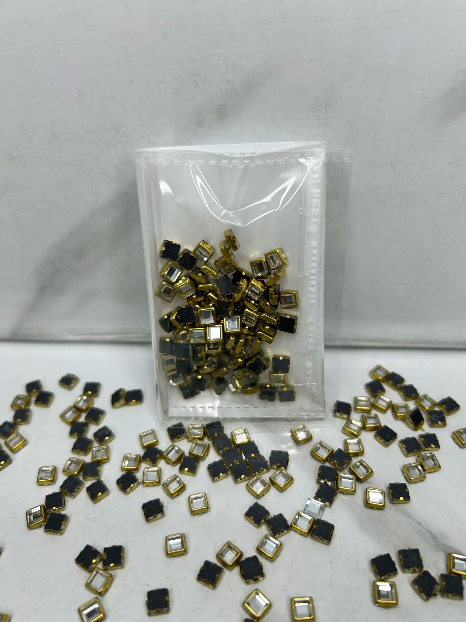 Small-Square Kundan (10G)