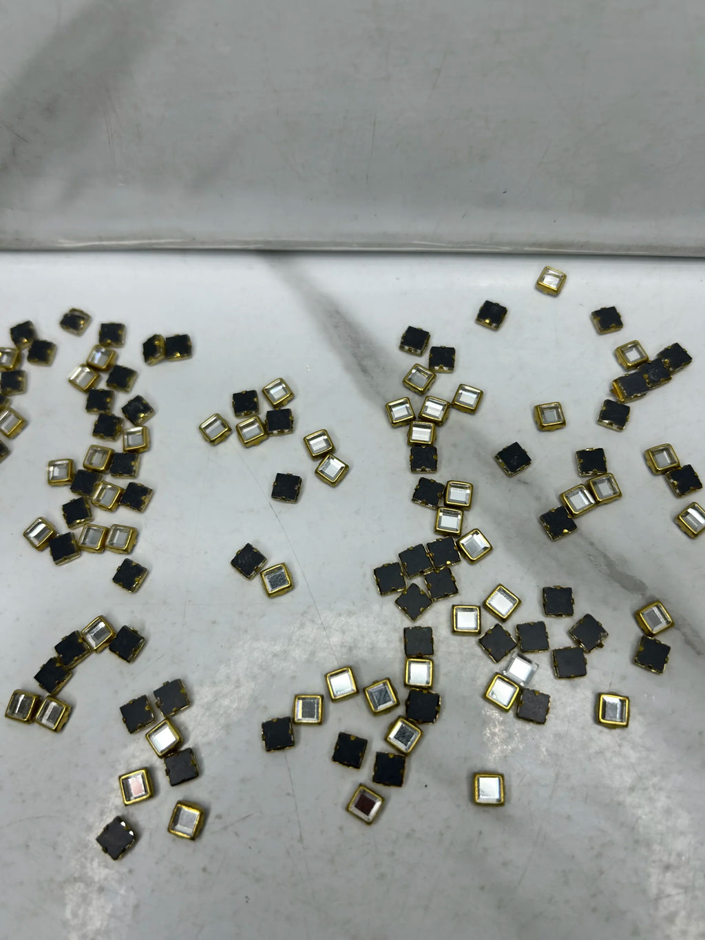 Small-Square Kundan (10G)