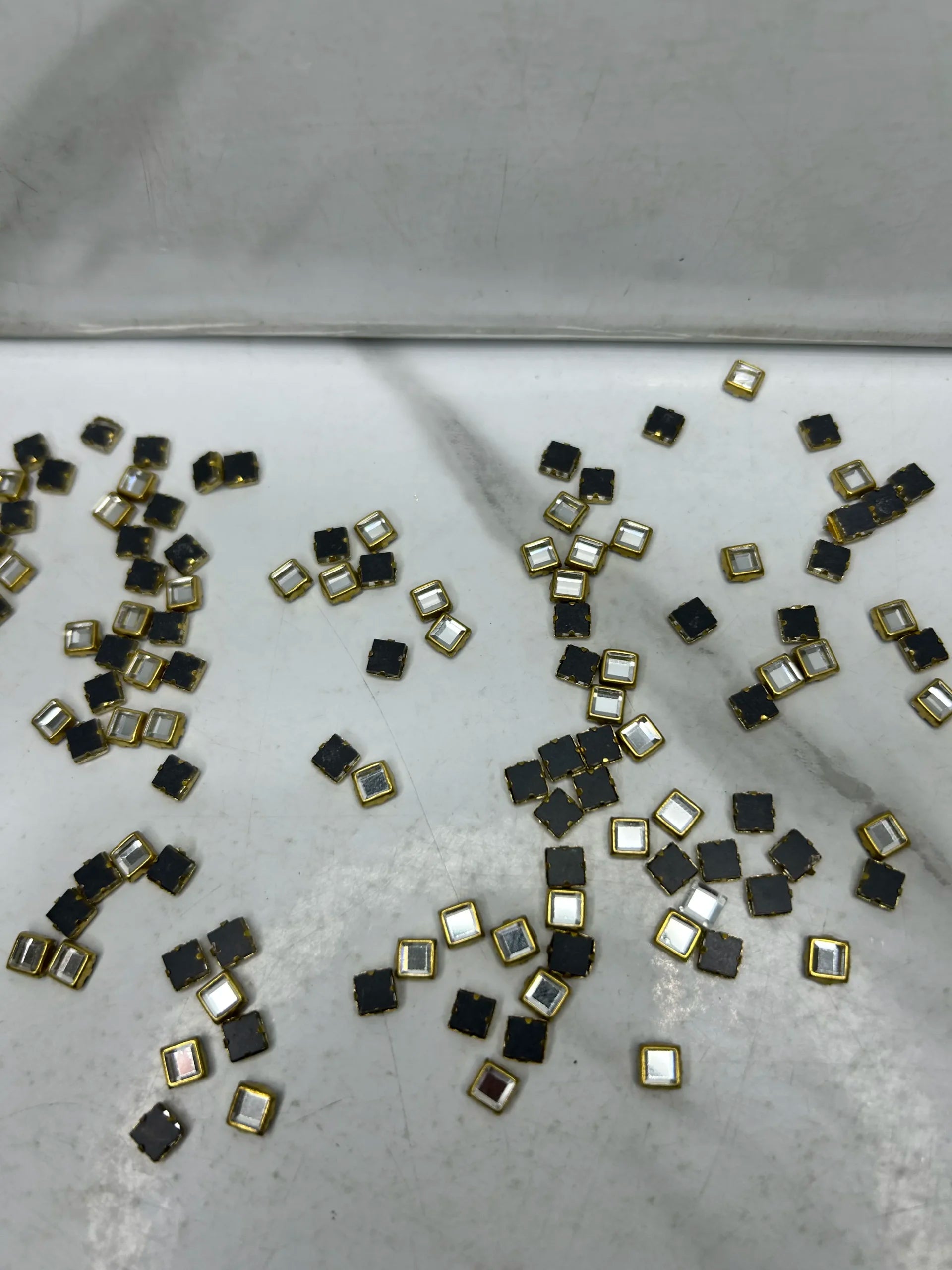 Small-Square Kundan (10G)