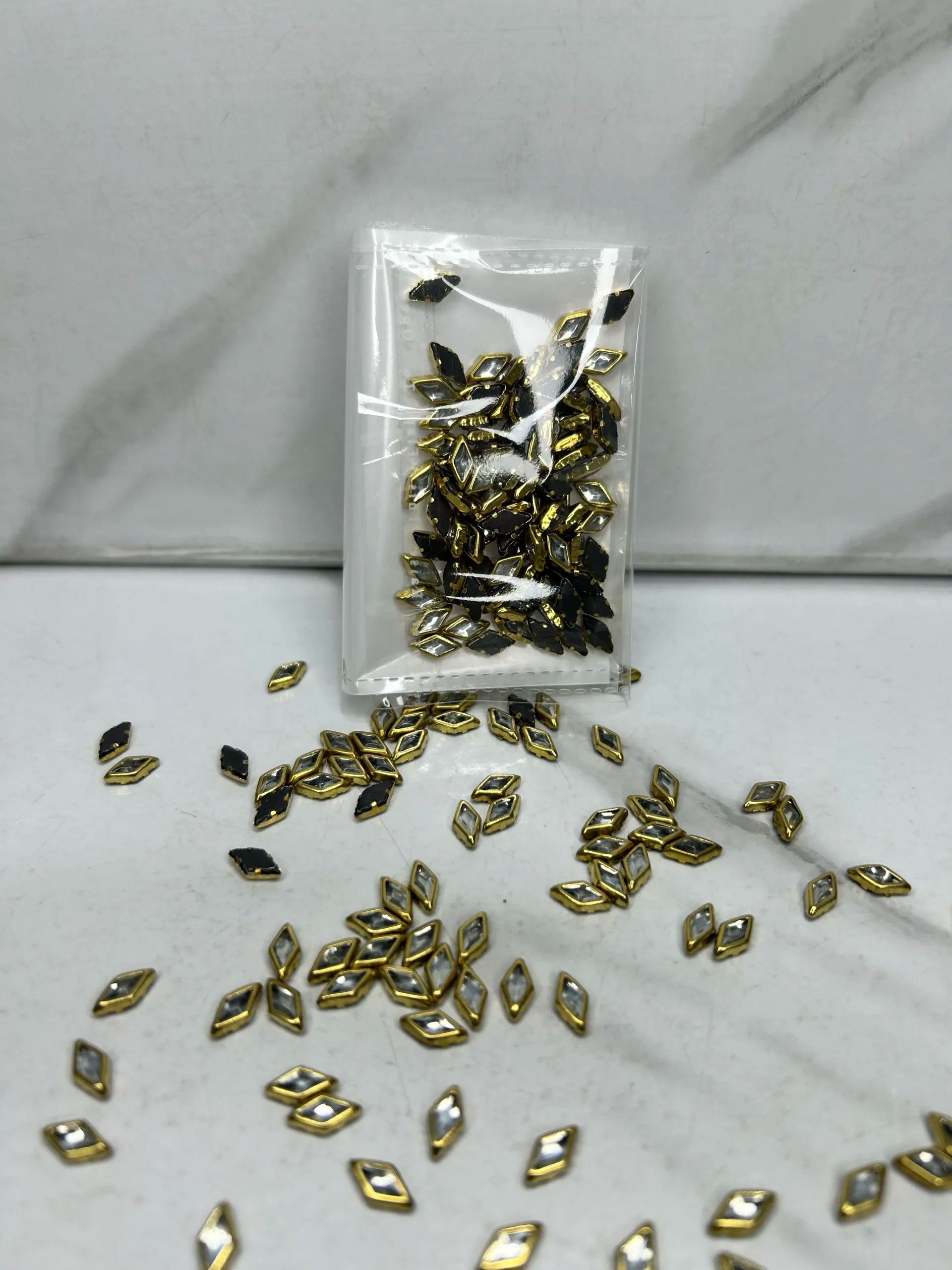 Tiny-Kite Shape Kundan (10G)