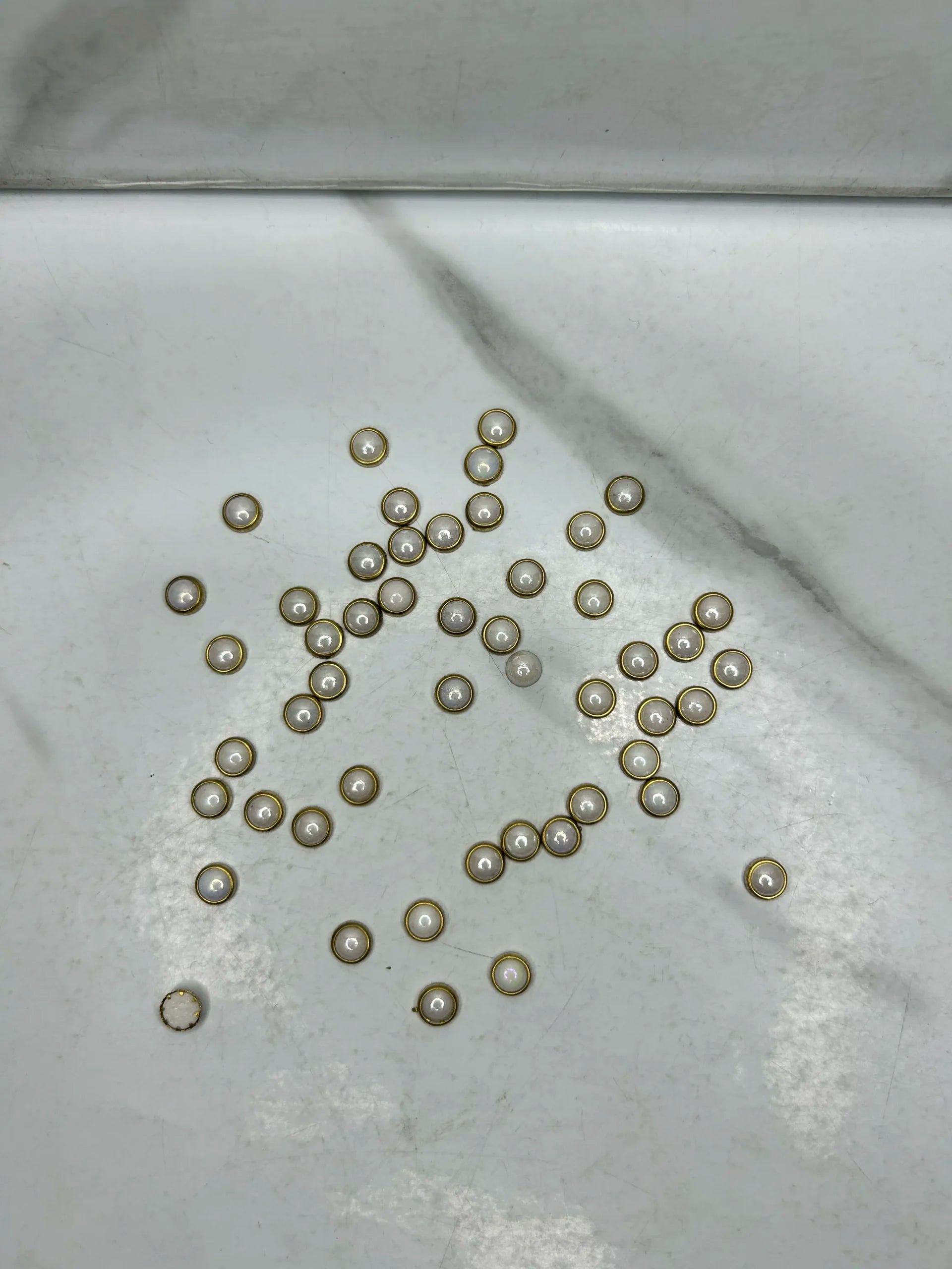 Milky-White Round Kundan (10G)