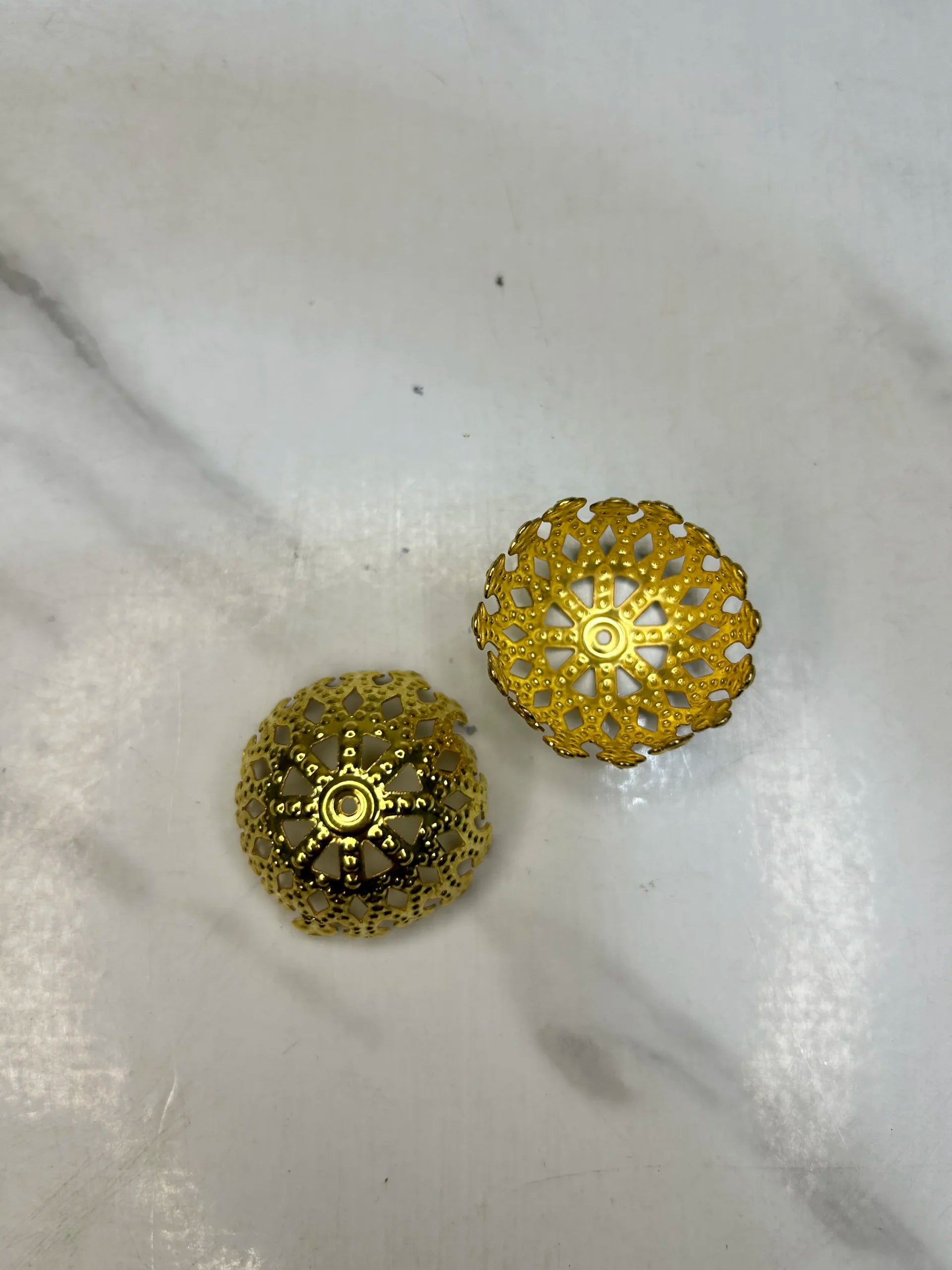 Medium- Jhumka Golden (1Pair)