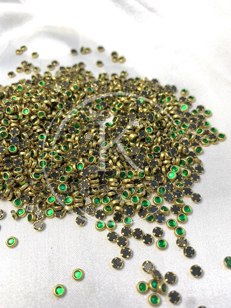 Tiny Green Round Kundan 3mm-10G