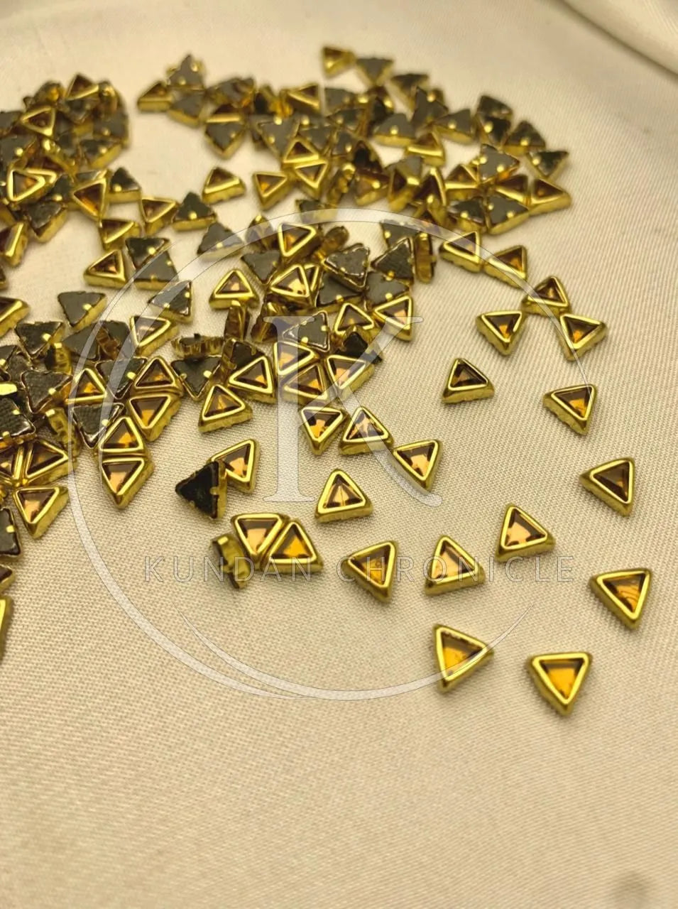 Tiny Triangle Champagne Kundan-10G