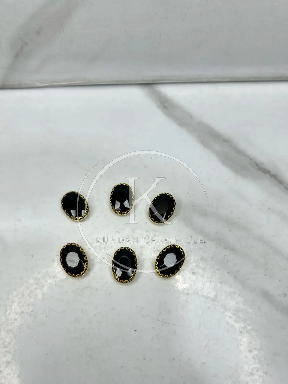 Black Oval-Stone Golden Base Medium ( 6Pcs )