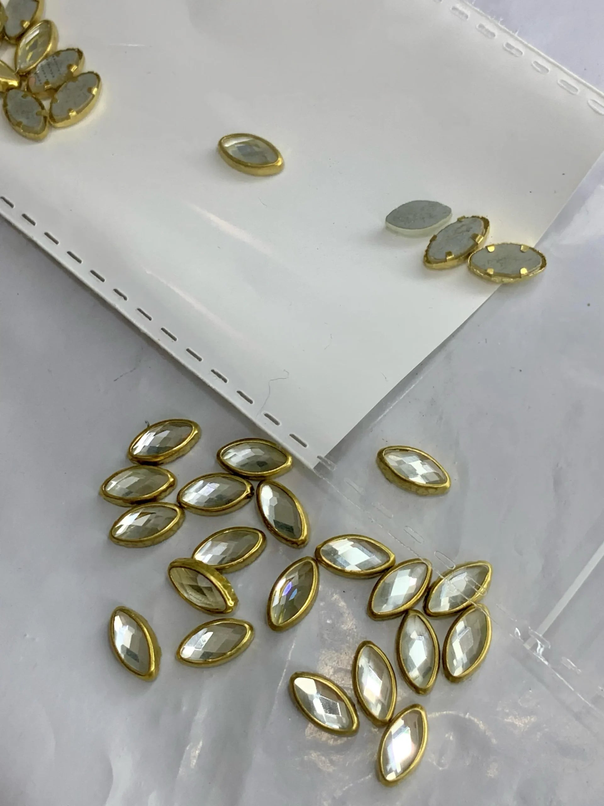 Big-Eye Shape Kundan (10G)