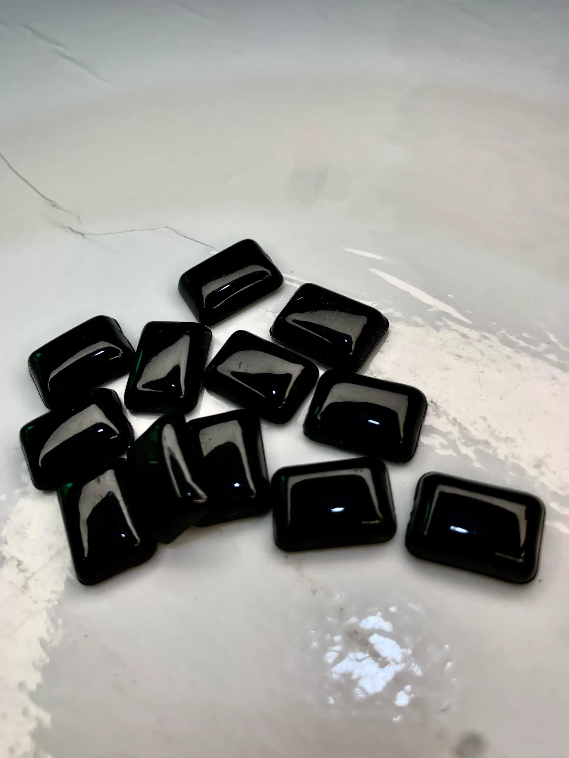 Black(High Quality Plastic Stone)-12Pcs